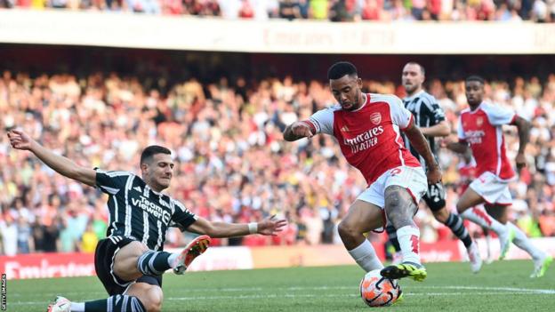 Arsenal score 2 late goals to stun Man Utd